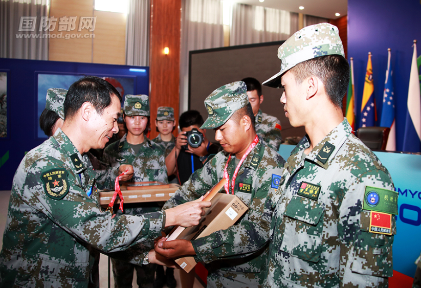 中華人民共和國國防部網(wǎng)站:“蘇沃洛夫突擊”“晴空”頒獎儀式在庫爾勒賽區新聞中心舉行